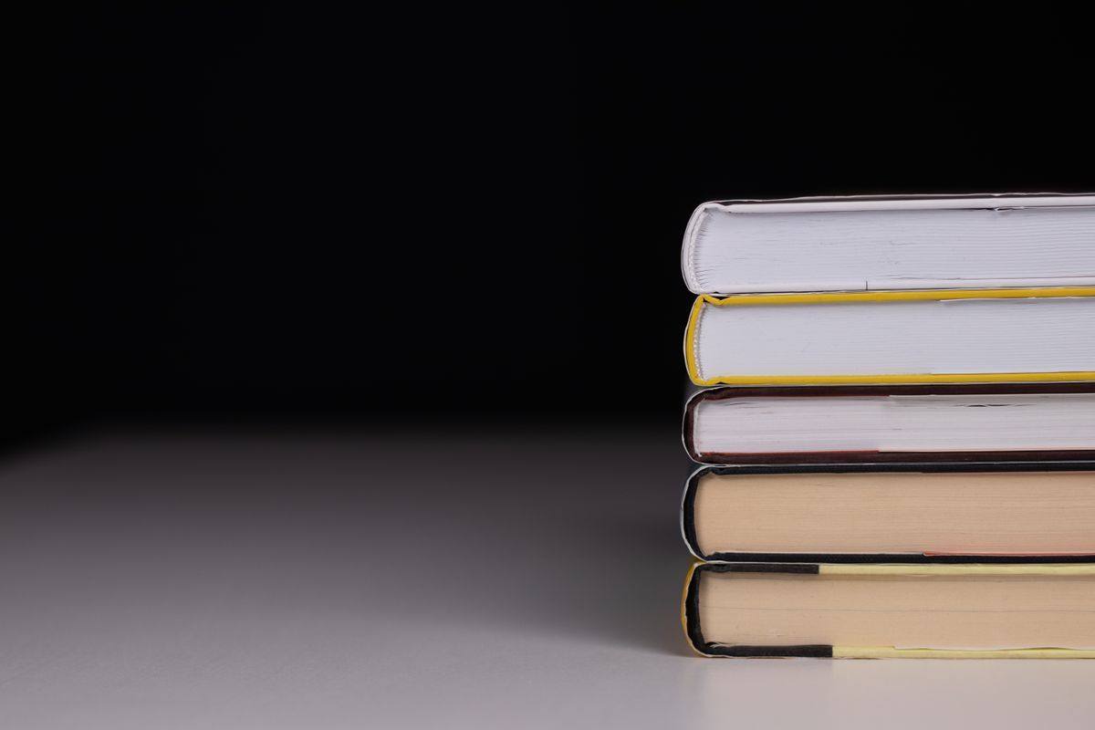 Gestapelte gebundene Bücher