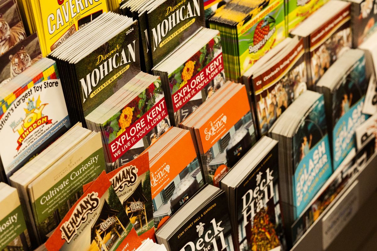 Zeitschriftenauslage mit vielen Titeln