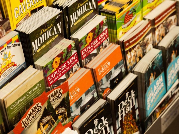 Auslage mit gedruckten Publikationen